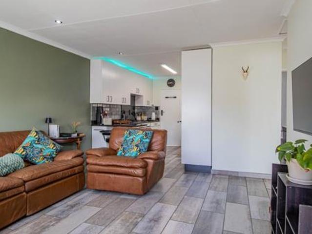 2 Bedroom Simplex in Pierre van Ryneveld