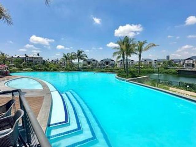 2 bedroom penthouse /apartment on th.