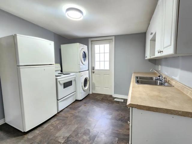 2 BEDROOM | PRIVATE FENCED YARD | LAUNDRY & 2 PARKING SPOTS