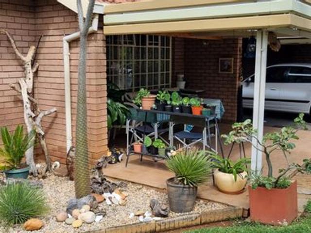 2 Bedroom Retirement Unit For Sale in Bela