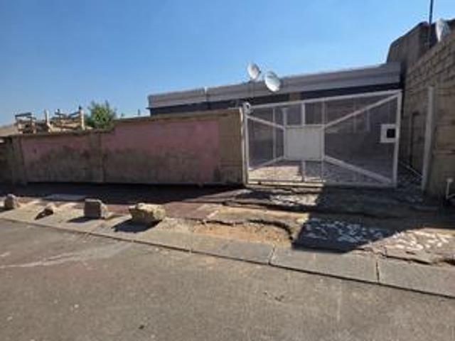 2 bedroom with 3 outside rooms for s.