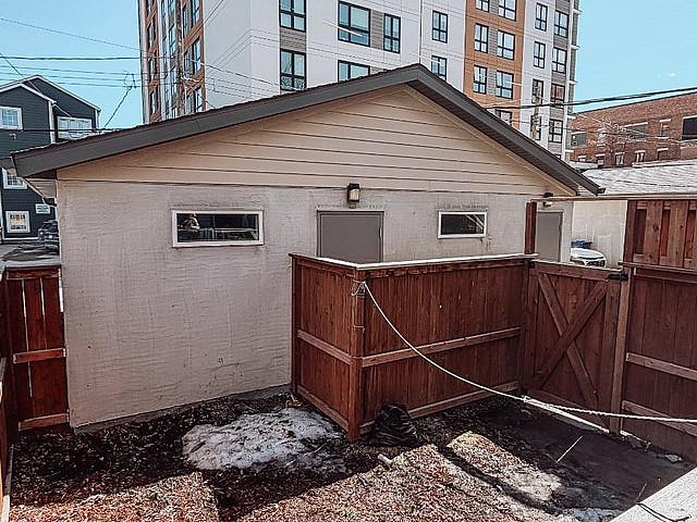 2 Bedroom With Private Deck And Enclosed Backyard