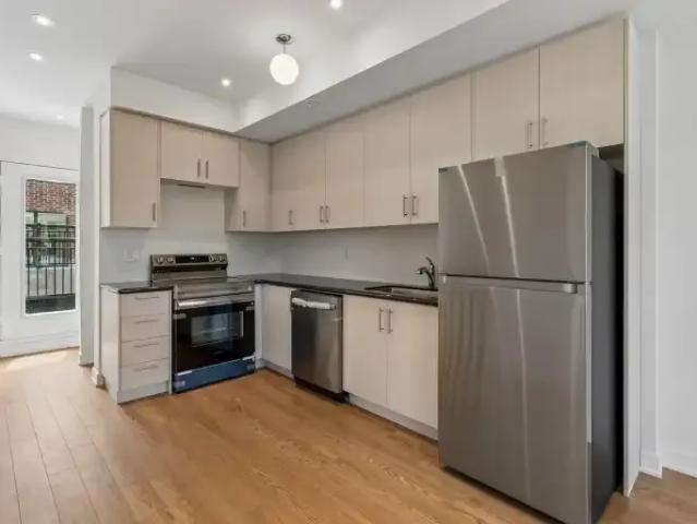 2 Bedroom Townhouse Aurora ON LS103011786