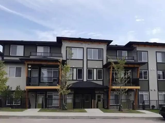 2 Bedroom Townhouse Calgary AB 104180778