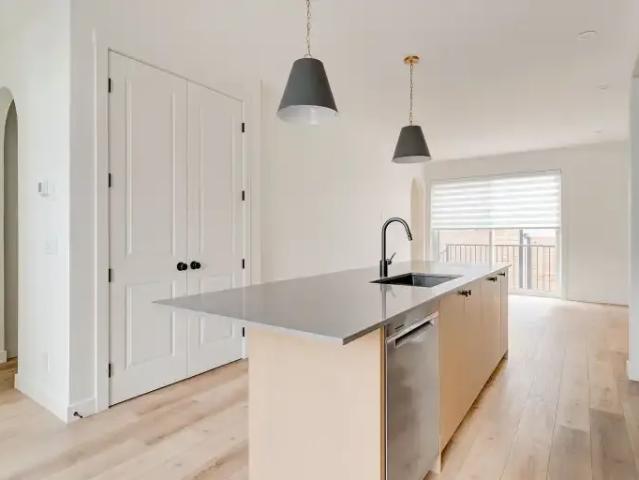 2 Bedroom Townhouse Calgary AB 104182054