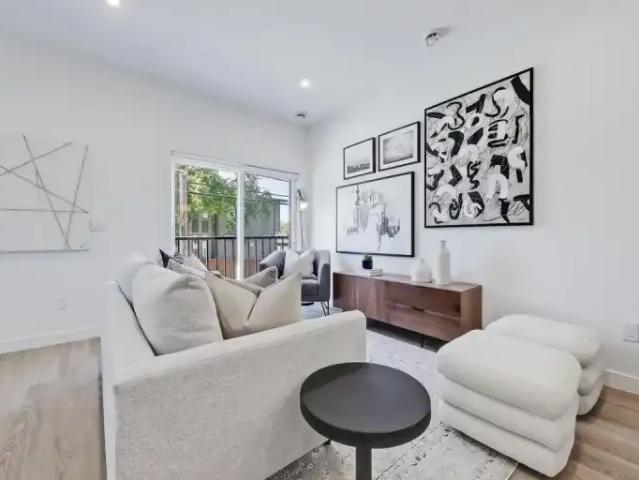 2 Bedroom Townhouse Calgary AB LS98097761