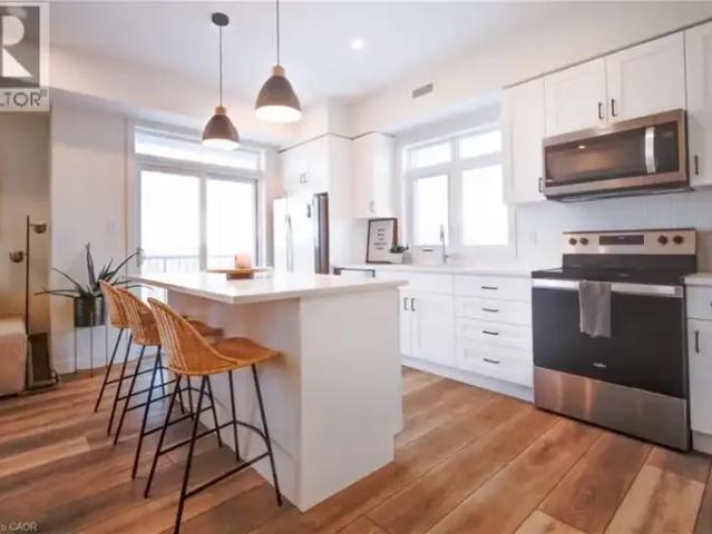 2 Bedroom Townhouse Cambridge ON 102578752