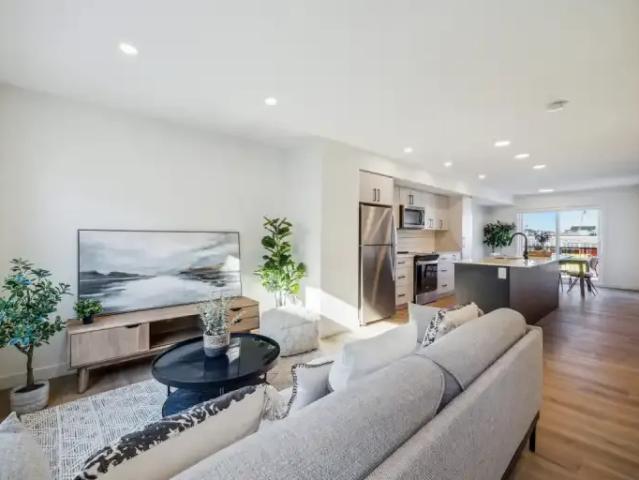 2 Bedroom Townhouse Chestermere AB 104535365