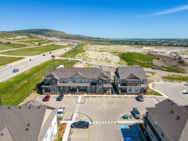 2 Bedroom Townhouse Cochrane AB LS96341034