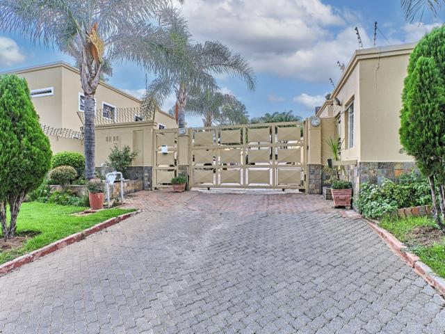 2 Bedroom Townhouse For Sale in Melrose