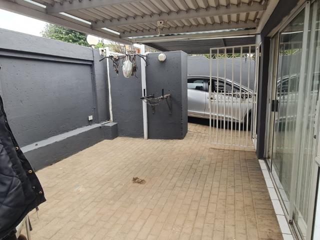 2 Bedroom Townhouse For Sale in Oakdene