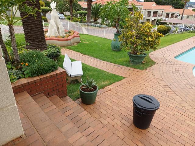 2 Bedroom Townhouse For Sale in Oakdene