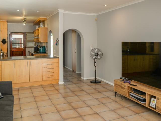 2 Bedroom Townhouse For Sale in Oakglen