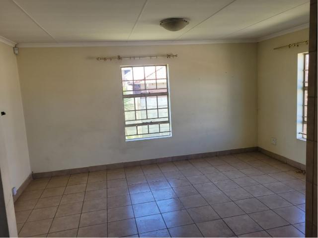 2 Bedroom Townhouse For Sale in Olievenhoutbosch