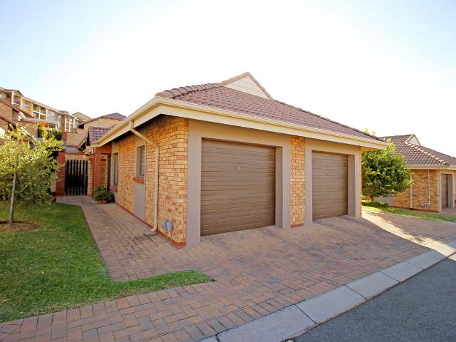 2 Bedroom Townhouse For Sale in Olivedale