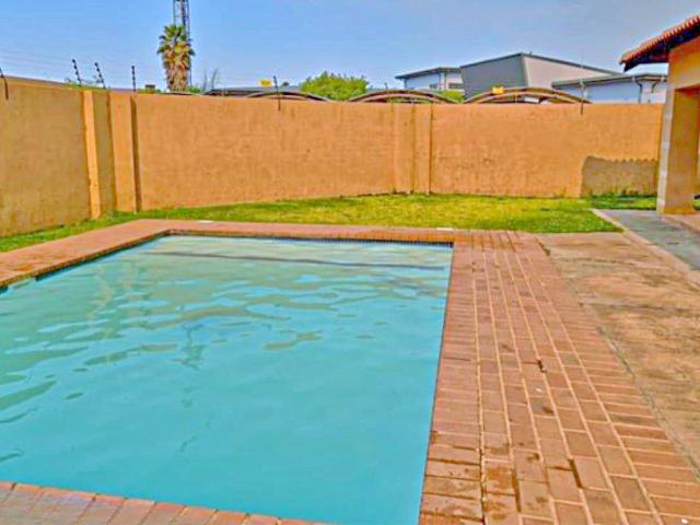 2 Bedroom Townhouse For Sale in Crystal Park
