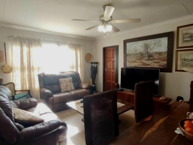 2 Bedroom Townhouse For Sale in Die Wilgers