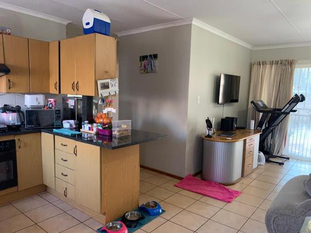 2 Bedroom Townhouse For Sale in Die Hoewes