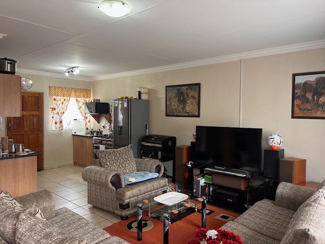 2 Bedroom Townhouse For Sale in Doringkruin