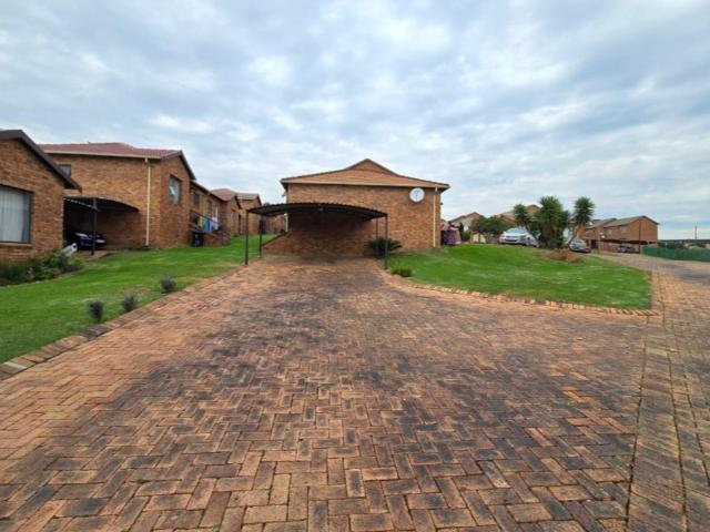 2 Bedroom Townhouse For Sale in Elandsfontein