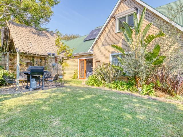 2 Bedroom Townhouse For Sale in Garsfontein