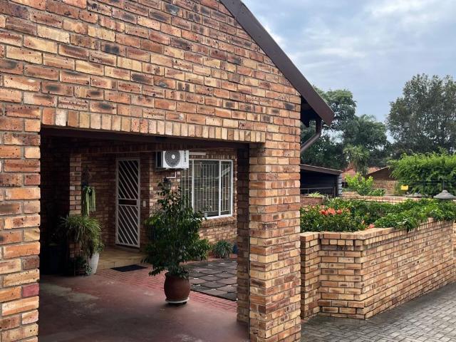 2 Bedroom Townhouse For Sale in Geelhoutpark