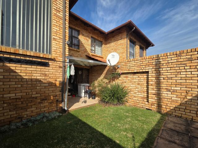 2 Bedroom Townhouse For Sale in General Albertspark
