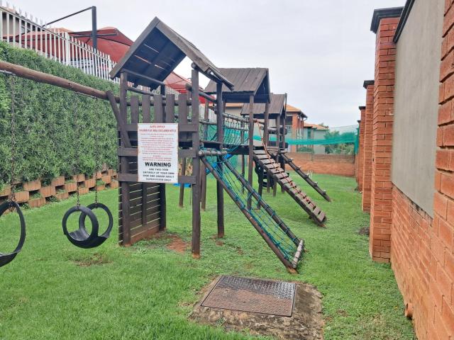 2 Bedroom Townhouse For Sale in Glenvista