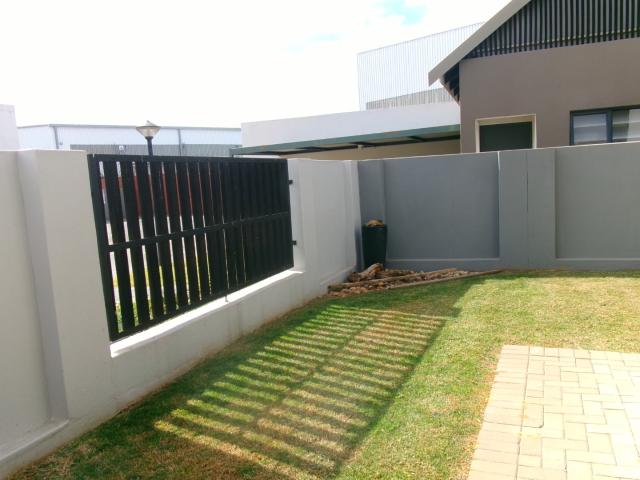 2 Bedroom Townhouse For Sale in Glen Marais