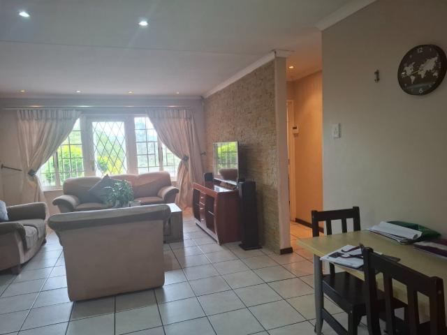 2 Bedroom Townhouse For Sale in Hayfields