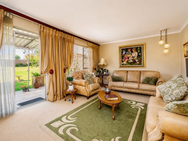 2 Bedroom Townhouse For Sale in Helderkruin