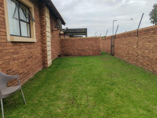 2 Bedroom Townhouse For Sale in Helderwyk