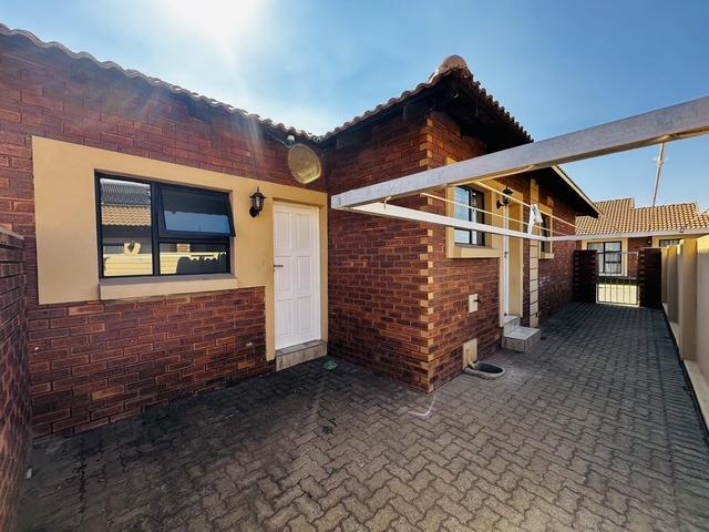 2 Bedroom Townhouse For Sale in Helderwyk