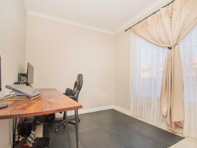 2 Bedroom Townhouse For Sale in Honeydew Ridge