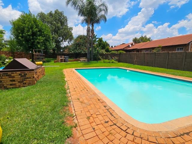 2 Bedroom Townhouse For Sale in La Montagne