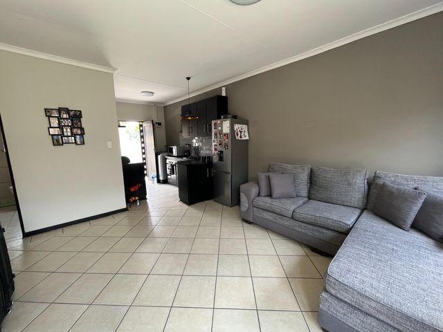 2 Bedroom Townhouse For Sale in Langenhovenpark