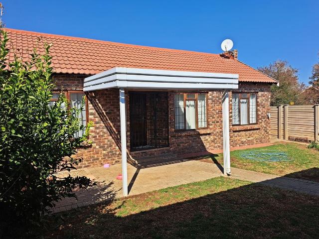 2 Bedroom Townhouse For Sale in Langenhovenpark