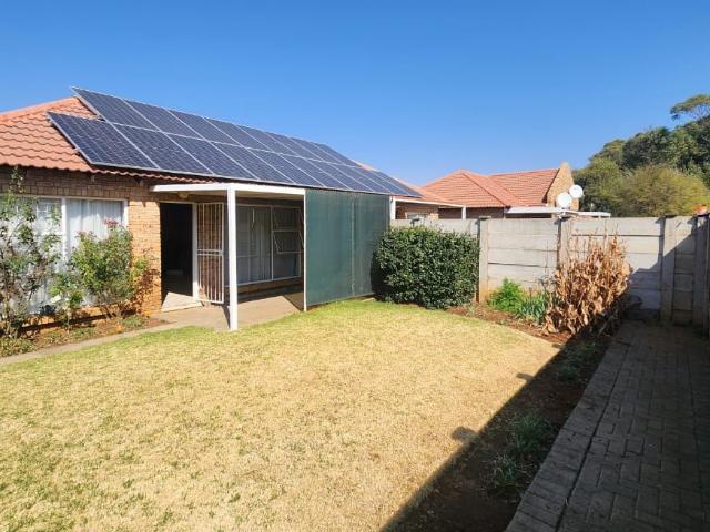 2 Bedroom Townhouse For Sale in Langenhovenpark