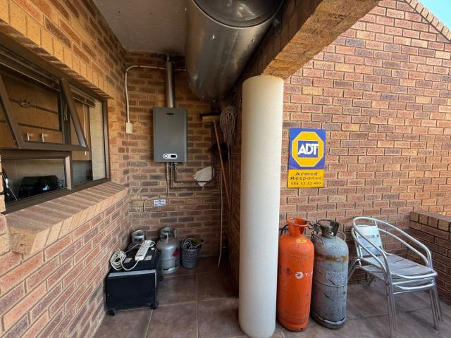 2 Bedroom Townhouse For Sale in Liefde En Vrede