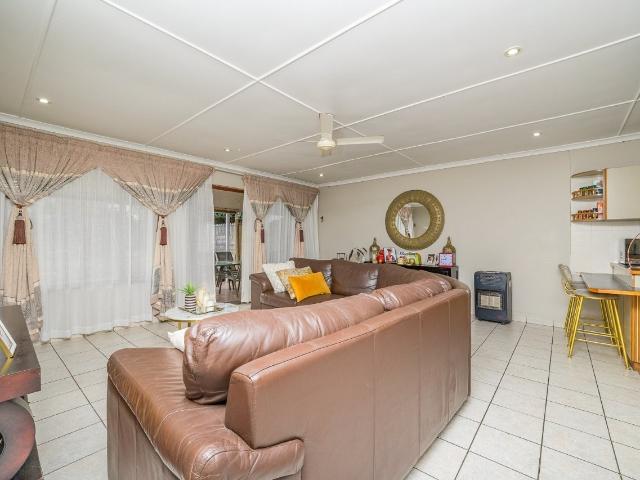 2 Bedroom Townhouse For Sale in Pinetown Central