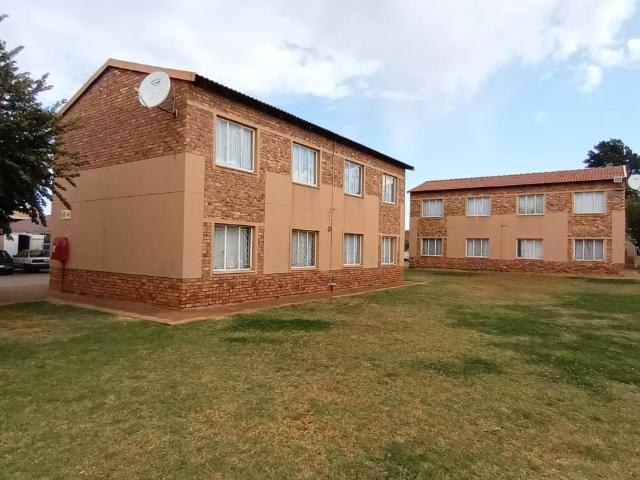 2 Bedroom Townhouse For Sale in Protea Glen