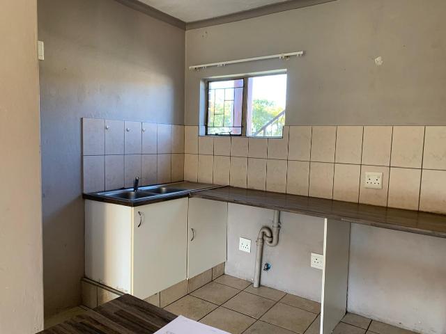 2 Bedroom Townhouse For Sale in Ravensklip