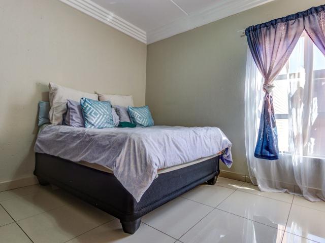 2 Bedroom Townhouse For Sale in Ravenswood
