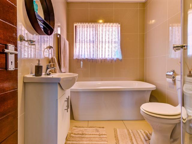 2 Bedroom Townhouse For Sale in Ravenswood