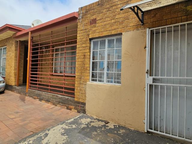 2 Bedroom Townhouse For Sale in Regents Park