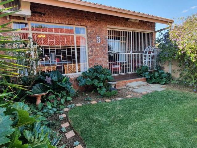 2 Bedroom Townhouse For Sale in Riebeeckstad