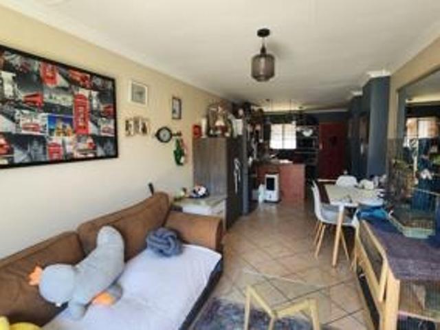 2 Bedroom Townhouse For Sale in Rietfontein
