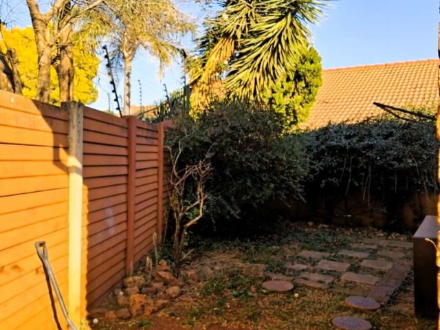 2 Bedroom Townhouse For Sale in Rooihuiskraal North