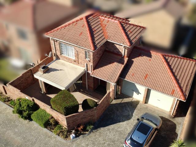 2 Bedroom Townhouse For Sale in Rooihuiskraal North