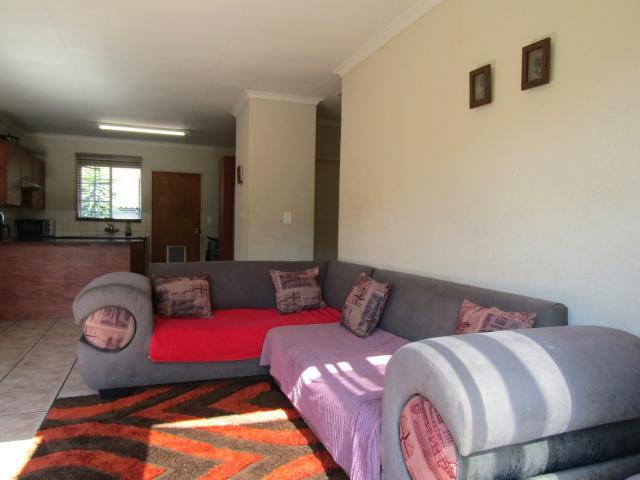 2 Bedroom Townhouse For Sale in Rooihuiskraal North